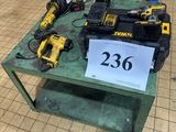 une table sur laquelle sont posés des outils et une étiquette de prix