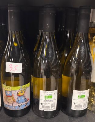 des bouteilles de vin sont alignées sur une étagère dans un magasin