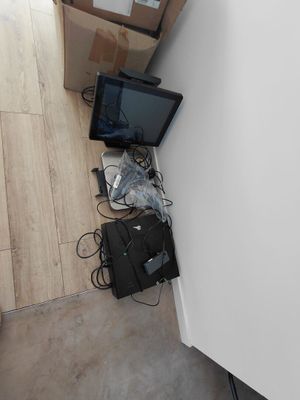 une photo d'une pièce avec une télévision et quelques boîtes