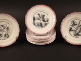 trois assiettes ornées de motifs, posées sur une surface noire