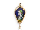 un pendentif en or et émail représentant un cheval blanc coiffé d'un chapeau vert