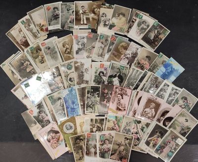 beaucoup de vieilles cartes postales sur la table
