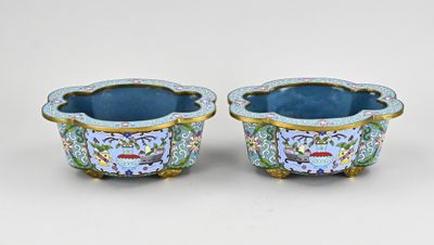 une paire de vases bleus et dorés ornés d'oiseaux et de fleurs