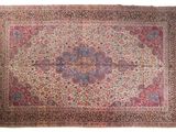 un tapis persan antique avec un motif floral sur fond blanc