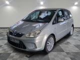 la photo d'une voiture argentée garée dans un garage