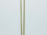 un collier en or orné d'une image représentant une femme