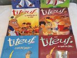 quatre livres pour enfants sont alignés sur une table