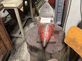une pièce remplie de vieux meubles