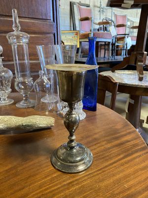 des bouteilles et des verres posés sur une table dans une pièce aux murs en bois