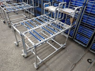 une rangée de chaises faites de tuyaux et de tuyaux