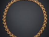 un collier en or sur fond noir