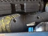 un gros plan sur une perceuse et d'autres outils dans une boîte