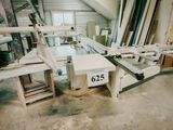 une machine placée au milieu d'une pièce