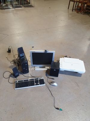 beaucoup d'appareils électroniques posés sur le sol