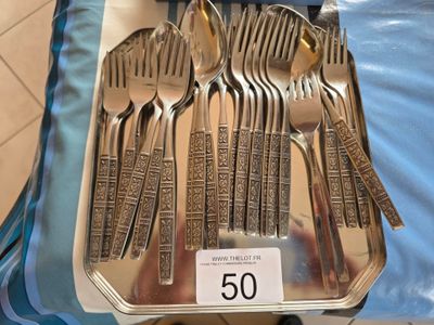 cinq fourchettes et cinq cuillères posées sur un plateau