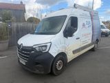 une camionnette blanche garée dans un parking