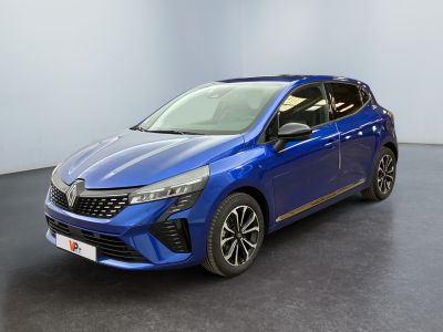une voiture bleue garée dans une pièce au sol noir