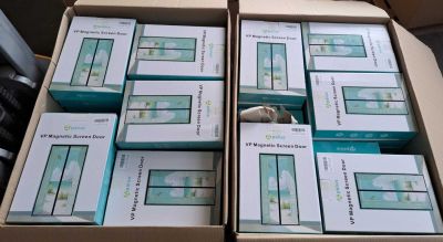 plusieurs boîtes d'appareils électroniques sont empilées les unes sur les autres