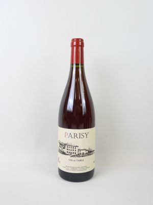 la bouteille de vin est posée sur une surface blanche