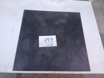 une photo d'une photo en noir et blanc sur laquelle est collé un autocollant bleu