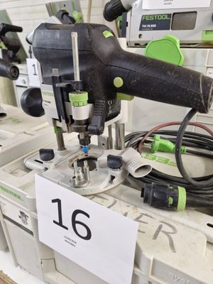 de nombreux outils exposés dans un magasin