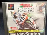 une image représentant un boîtier de jeu vidéo orné d'une illustration d'un pilote de moto