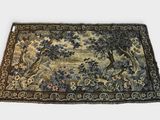 un gros plan sur un tapis orné d'oiseaux et de fleurs