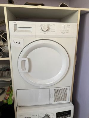 une machine à laver et un sèche-linge superposés