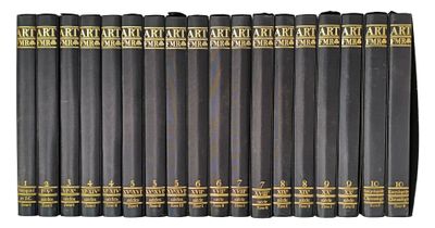 une rangée de livres noirs ornés de lettres dorées