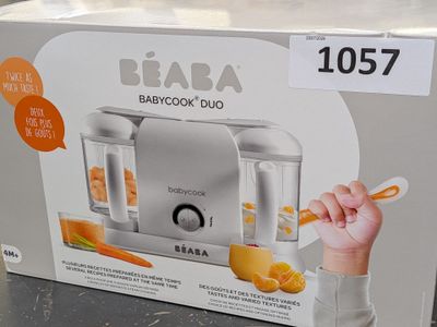 un robot culinaire pour bébé dans la boîte posée sur la table