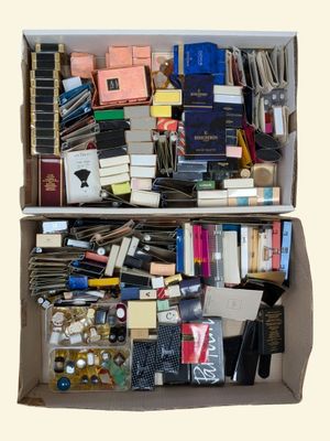 une boîte remplie d'objets assortis qui s'y trouvent
