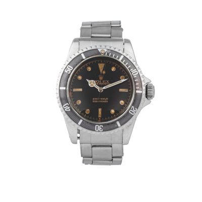 gros plan d'une montre-bracelet sur fond blanc