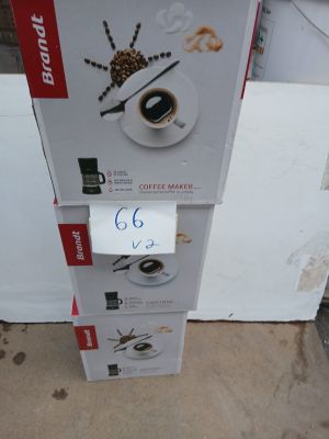 des boîtes empilées les unes sur les autres, avec une tasse de café posée dessus
