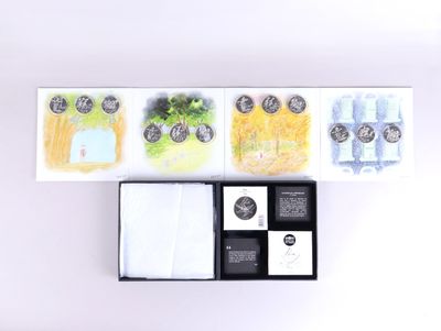 une boîte contenant tout un tas d'objets différents