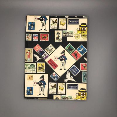une photo d'une photo d'un mur avec des timbres dessus