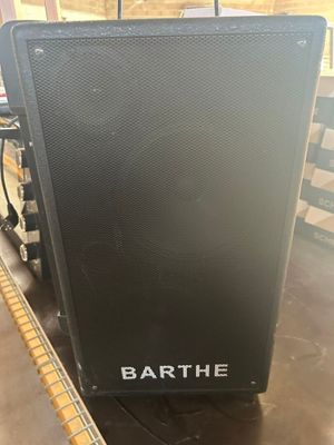 un gros plan d'une enceinte posée sur une table