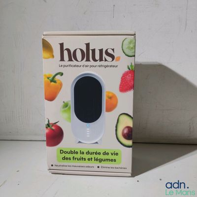 une corbeille de fruits et de légumes posée sur une table