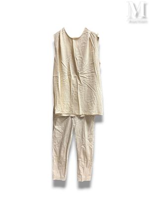 une photo d'une chemise blanche et d'un pantalon suspendus à un cintre
