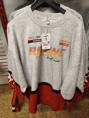 un gros plan d'une chemise suspendue à un portant dans un magasin