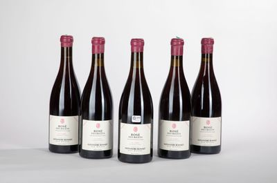 quatre bouteilles de vin sont alignées sur une table
