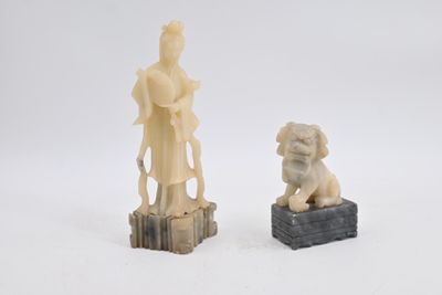 paire de figurines chinoises en ivoire sculpté représentant une femme et un chien