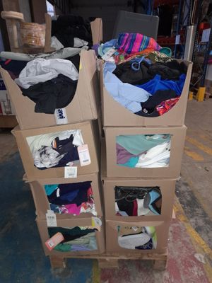 deux cartons contenant des vêtements, empilés l'un sur l'autre