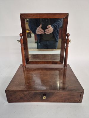 une image d'une personne en train de se prendre en photo dans un miroir