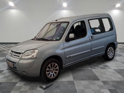 la photo d'une petite camionnette argentée garée dans une pièce