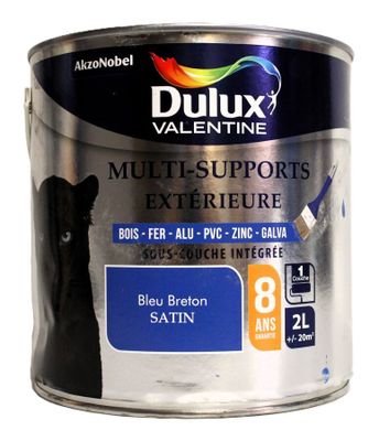 gros plan d'un pot de peinture sur fond blanc
