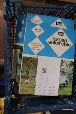 un caddie bleu sur lequel est posé un livre