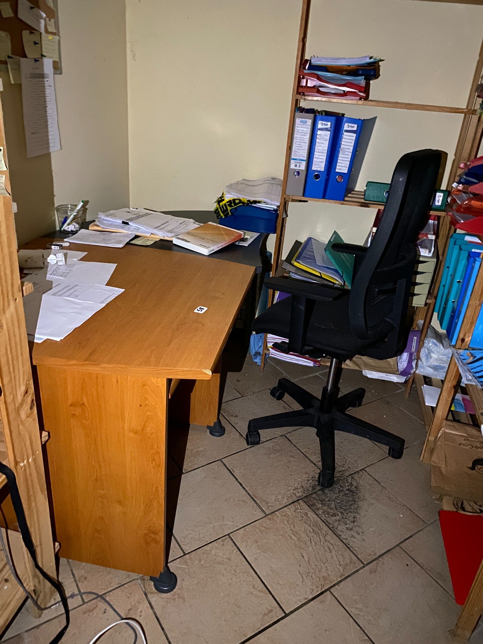 Deux petits bureaux en mélaminé, et deux sièges de bureau