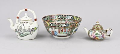 trois théières en porcelaine et un bol posés sur une table