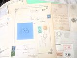 une pile de vieilles lettres posée sur un lit, avec une feuille de papier
