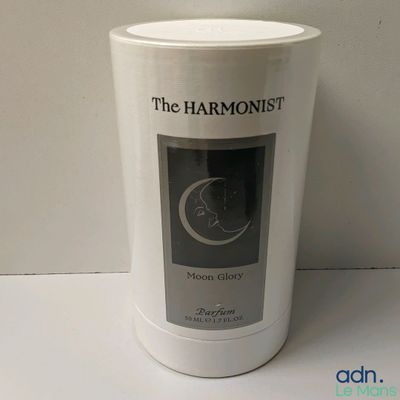 une tasse blanche posée sur une table, sur laquelle figure un logo